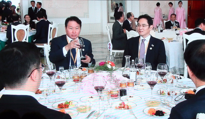 [포토]'평양 옥류관에서 오찬 하는 이재용-최태원'