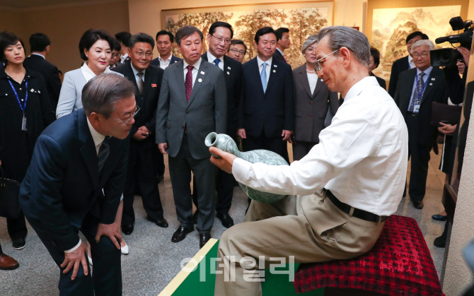 [포토]만수대창작사 밀랍인형이 신기한 문재인 대통령