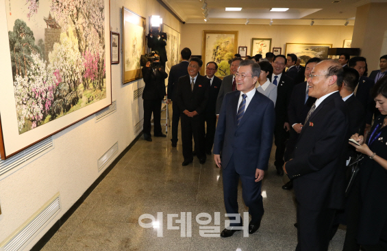 만수대창작사 찾은 文 “남북 예술 교류 활발해져야”