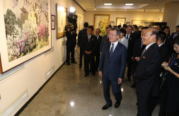 만수대창작사 찾은 文 “남북 예술 교류 활발해져야”