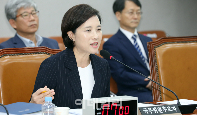 유은혜 ‘1.2년짜리 교육장관’ 논란…“딸 위장전입은 사과”
