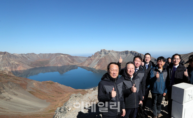 [포토]이재용-이재웅-구광모-최태원-박용만-김용환, 백두산 천지를 배경으로
