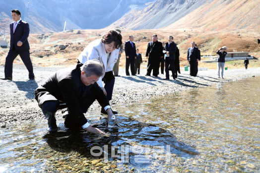 김정숙 여사 “한라산 물,  천지 가서 반은 붓고 반은 백두산 물을 담아갈 것”(속보)