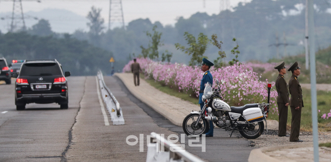 [포토]'도로 경비중입니다'