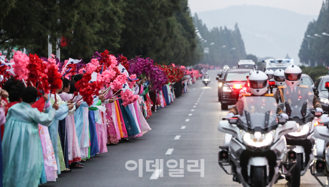 [포토]'문재인 대통령에 환호 보내는 평양 시민들'