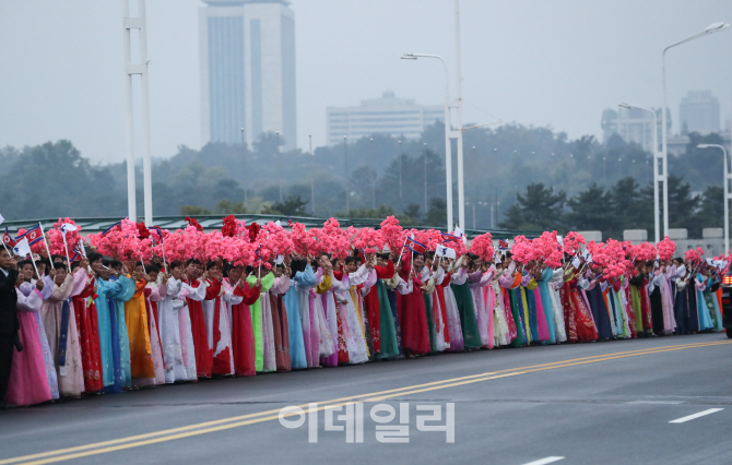 [포토]'문재인 대통령 환송하는 평양 시민들'