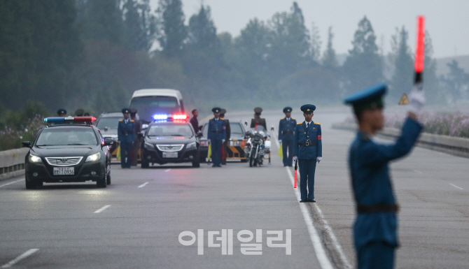 [포토]'도로 통제하는 북측 교통 안전요원들'