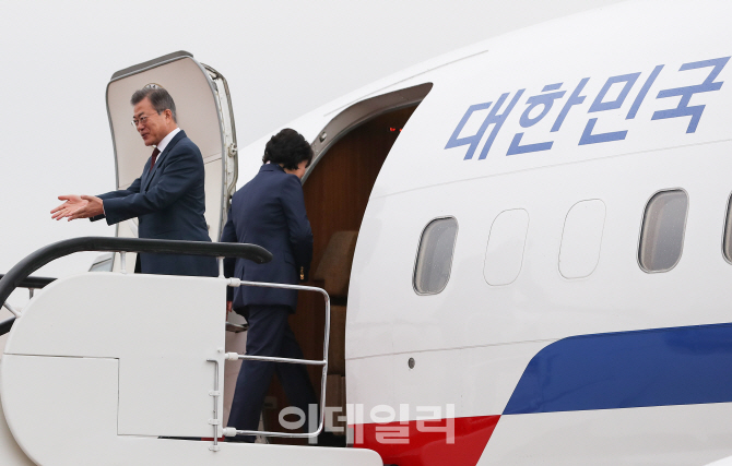 [포토]'공군 2호기에 올라 인사하는 문재인 대통령'