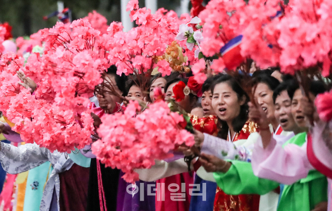 [포토]'꽃 흔들며 환호하는 평양 시민들'