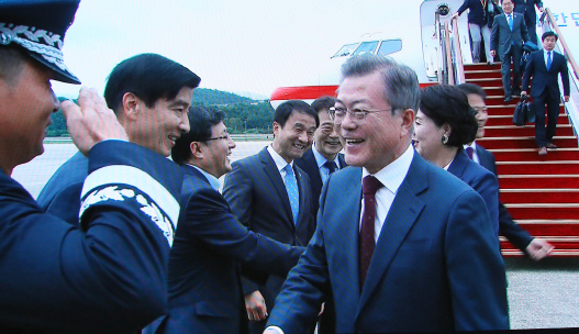 文대통령, 오후 5시 36분 성남 서울공항 도착…김부겸 장관·임종석 비서실장 등과 환담 중