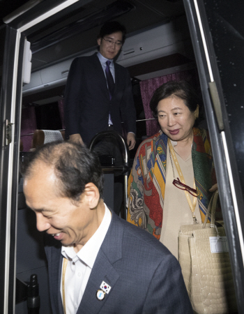 北서 돌아온 현정은 현대그룹 회장 “정주영·정몽헌 전 회장 얼굴 떠올랐다”