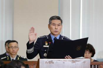 정경두 국방장관 취임…"남북 군사분야 합의, 튼튼한 국방으로 뒷받침"