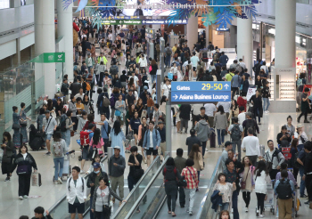 [르포]"저에게 주는 선물이죠"…추석연휴 역대최대 118만명 해외로