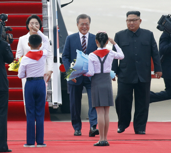 文대통령 맞은 北어린이가 외친 '항상 준비' 의미는