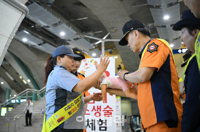 [포토]의용소방대원 격려하는 조종묵 소방청장