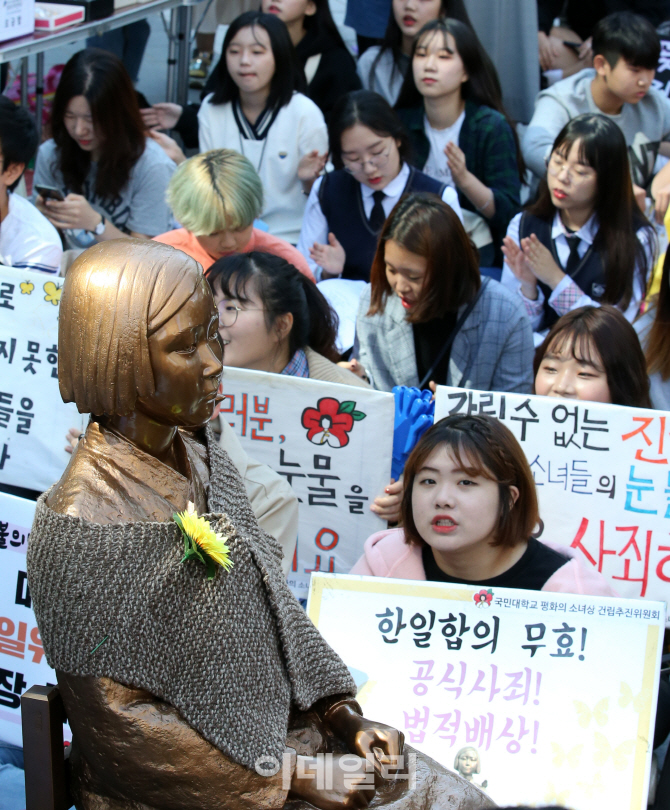 [포토]소녀상 곁에 모여들 소녀들