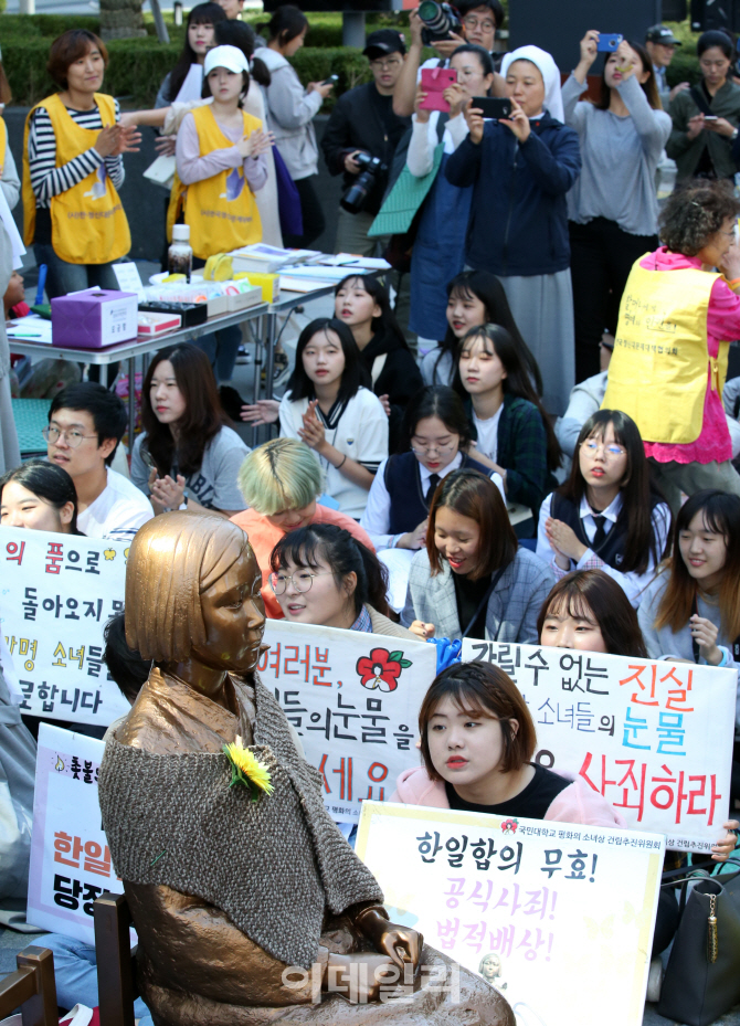 [포토]위안부 소녀상 곁에 모여들 소녀들