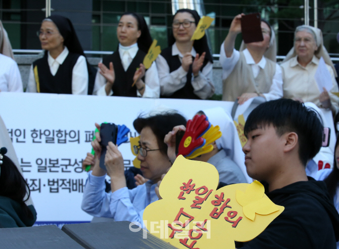 [포토]추석 연휴 마지막날, 소녀상과 함께