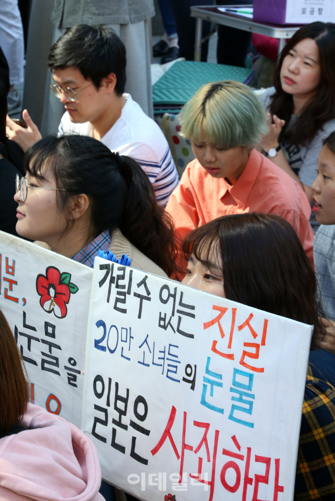 [포토]추석 연휴 마지막날, 위안부 소녀상과 함께