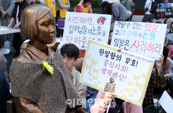 [포토]추석연휴, 소녀상 찾은 시민들