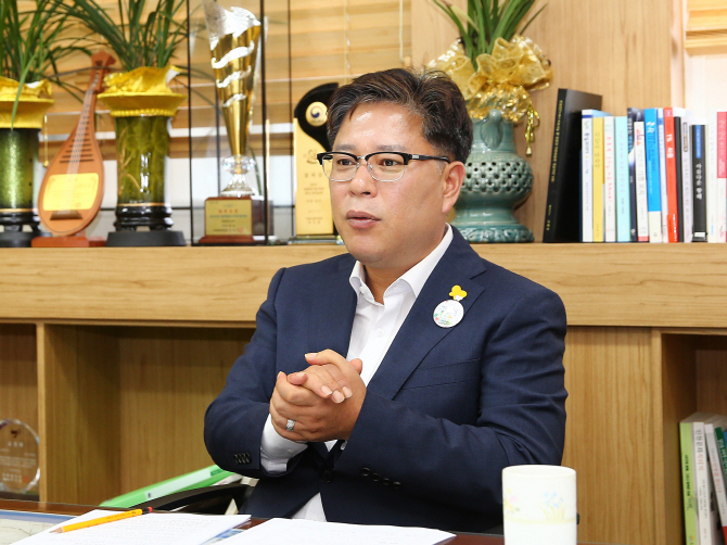 [지자체장에게 듣는다]김정식 인천 미추홀구청장 "환경미화원 해외 연수보내겠다"