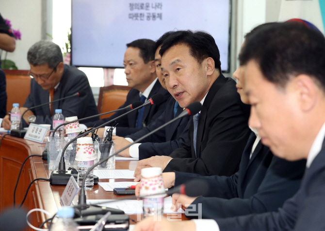 [포토]최저임금법 관련 경제단체 간담회, 발언하는 손학규 대표