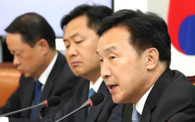 손학규 "최저임금 급격 인상으로 아우성, 文 '조금만 참아달라' 강변 중"