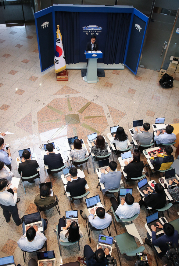 靑, 심재철 업추비 부정집행 의혹에 “혹한기 근무 경찰 위해 피자·치킨 보내준 것”