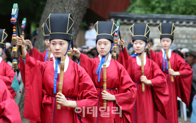 [포토]'성균관 추기석전' 일무 펼치는 성균관대 팔일무단