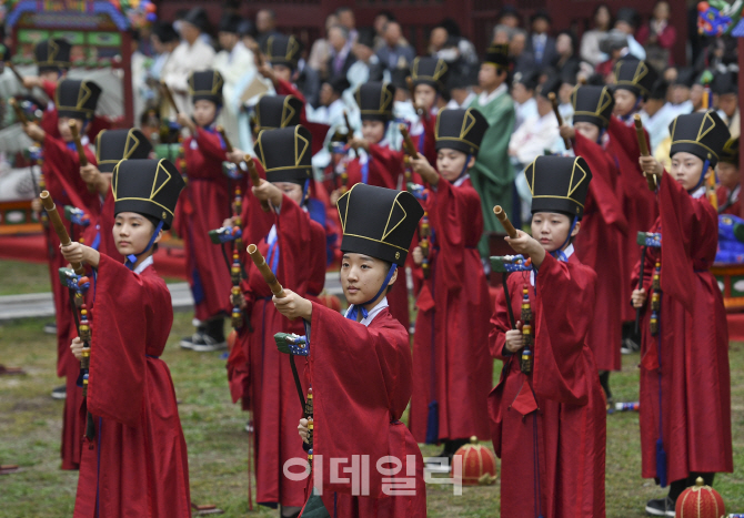 [포토]'성균관 추기석전' 일무 펼치는 팔일무단