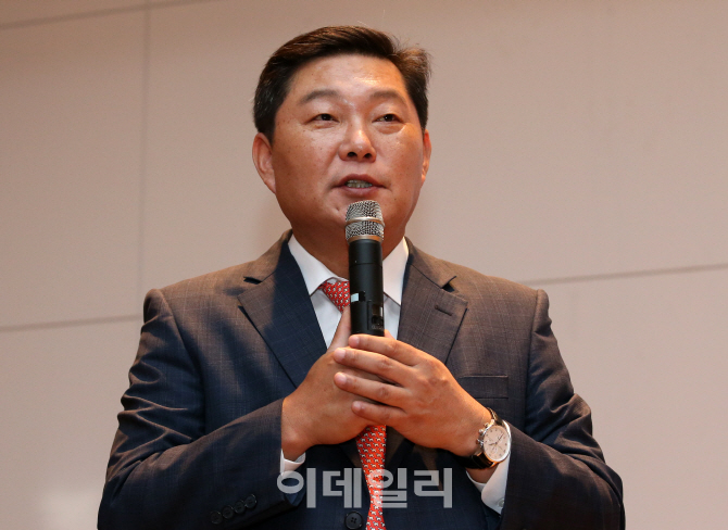 [포토]'이데일리 2018 부동산투자포럼'에서 강연하는 곽창석 대표