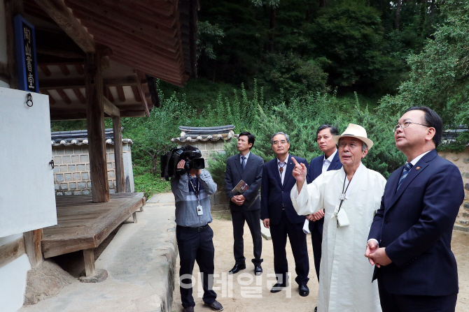 [포토]김부겸 행정안전부 장관, 도산서원 방문