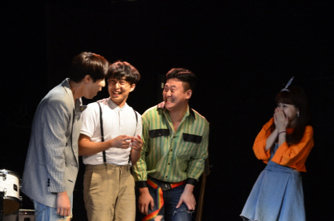 "김창완 명곡 감성 그대로"…청춘 위로하는 뮤지컬 '창문너머 어렴풋이'