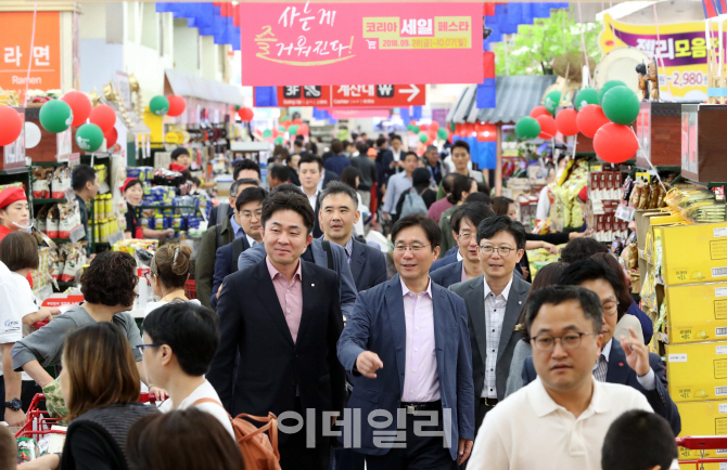 [포토]'코리아 세일 페스타' 현장 방문한 성윤모 산업부 장관