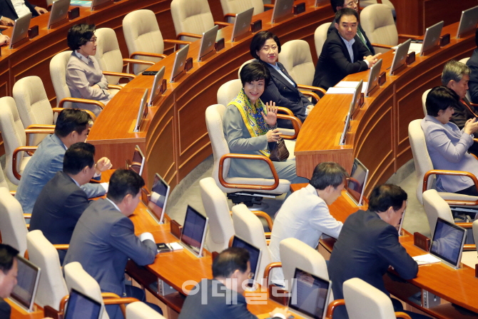 [포토]국회로 돌아온 김영주 의원의 인사