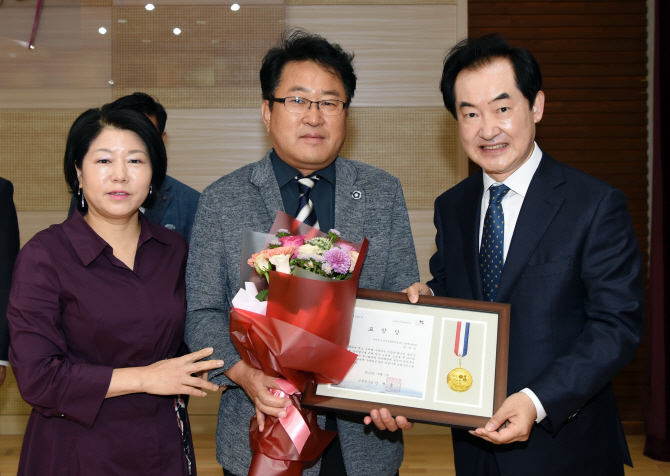 [포토]안병용 의정부시장, 지역치안협의회 표창장 전달