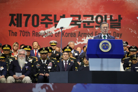 文대통령 “軍, 한반도 평화 앞자리에 서야”…靑, ‘국군의 날’ 홀대 논란 반박(종합)