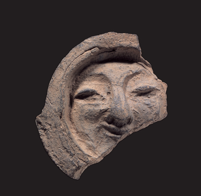 ‘신라의 미소’ 경주 얼굴무늬 수막새, 보물 된다