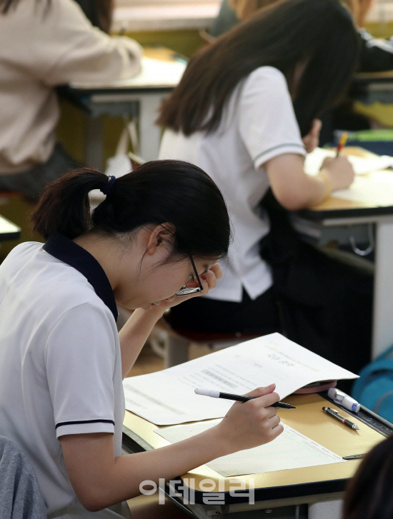 수능 여학생·재수생·대도시 강세…시도별 비교 제주 1위