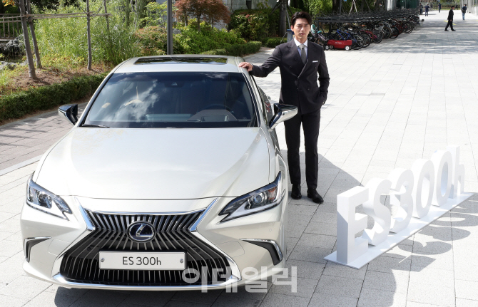[포토]현빈, 렉서스 '뉴 제너레이션 ES300h'와 함께