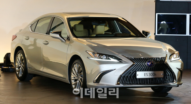 [포토]베일 벗은 렉서스 '뉴 제너레이션 ES300h'