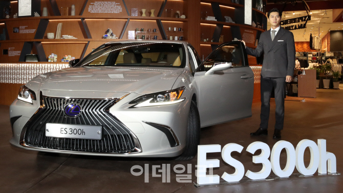 [포토]렉서스 '뉴 제너레이션 ES300h'과 현빈의 만남