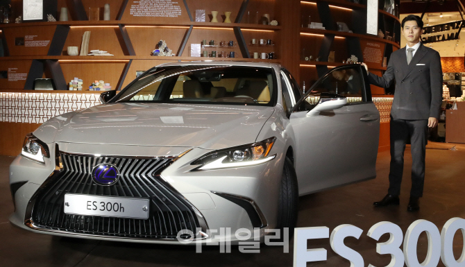 [포토]현빈, 베일 벗은 렉서스 '뉴 제너레이션 ES300h'