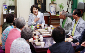 김정숙 여사, 靑인근 삼청경로당 방문 “어르신 병원비 부담 덜어드릴 것”