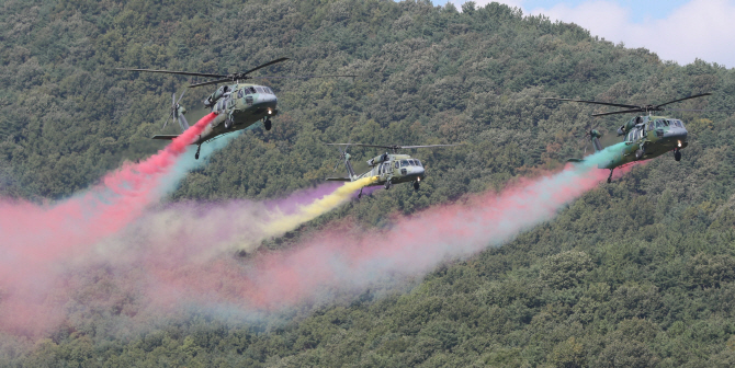 지상군 페스티벌 알리는 UH-60 블랙호크 헬기