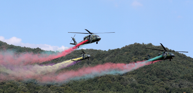 오색연막 날리는 UH-60 블랙호크