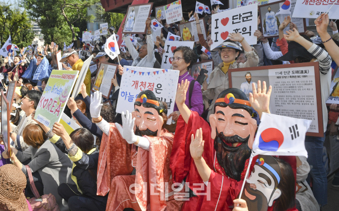 [포토]만세삼창하는 단군 할아버지