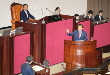 與 “심재철, 대정부질문서 기존 주장만 반복…기재위원 즉각 사임해야”