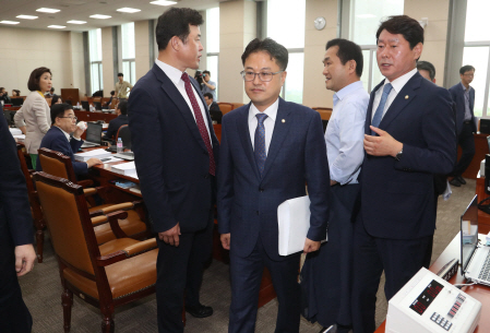 기재위, 진통계속…與 “심재철 사퇴하라” vs 野 “김동연, 정치인 빰쳐”