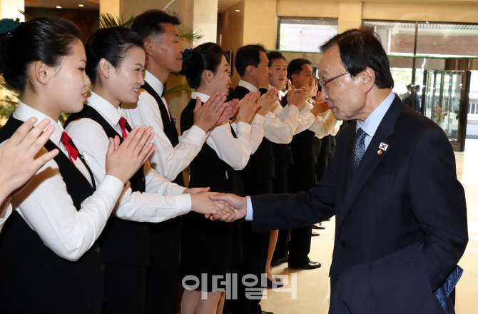 [포토]북측 봉사원과 악수하는 이해찬 대표